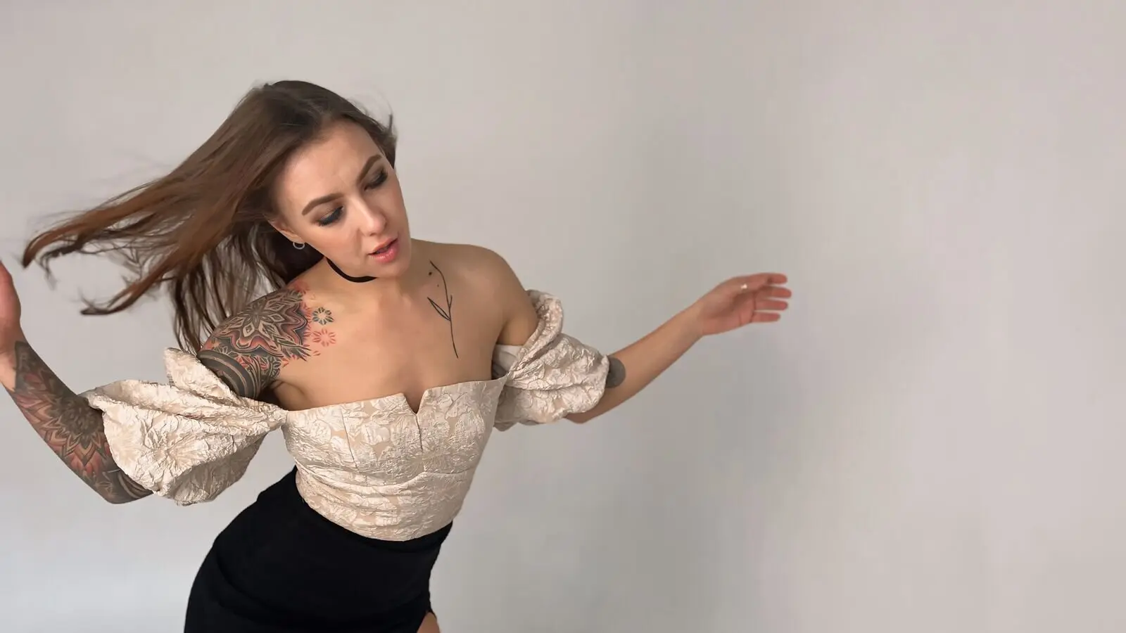 AliceFox - Live Cam & Photos