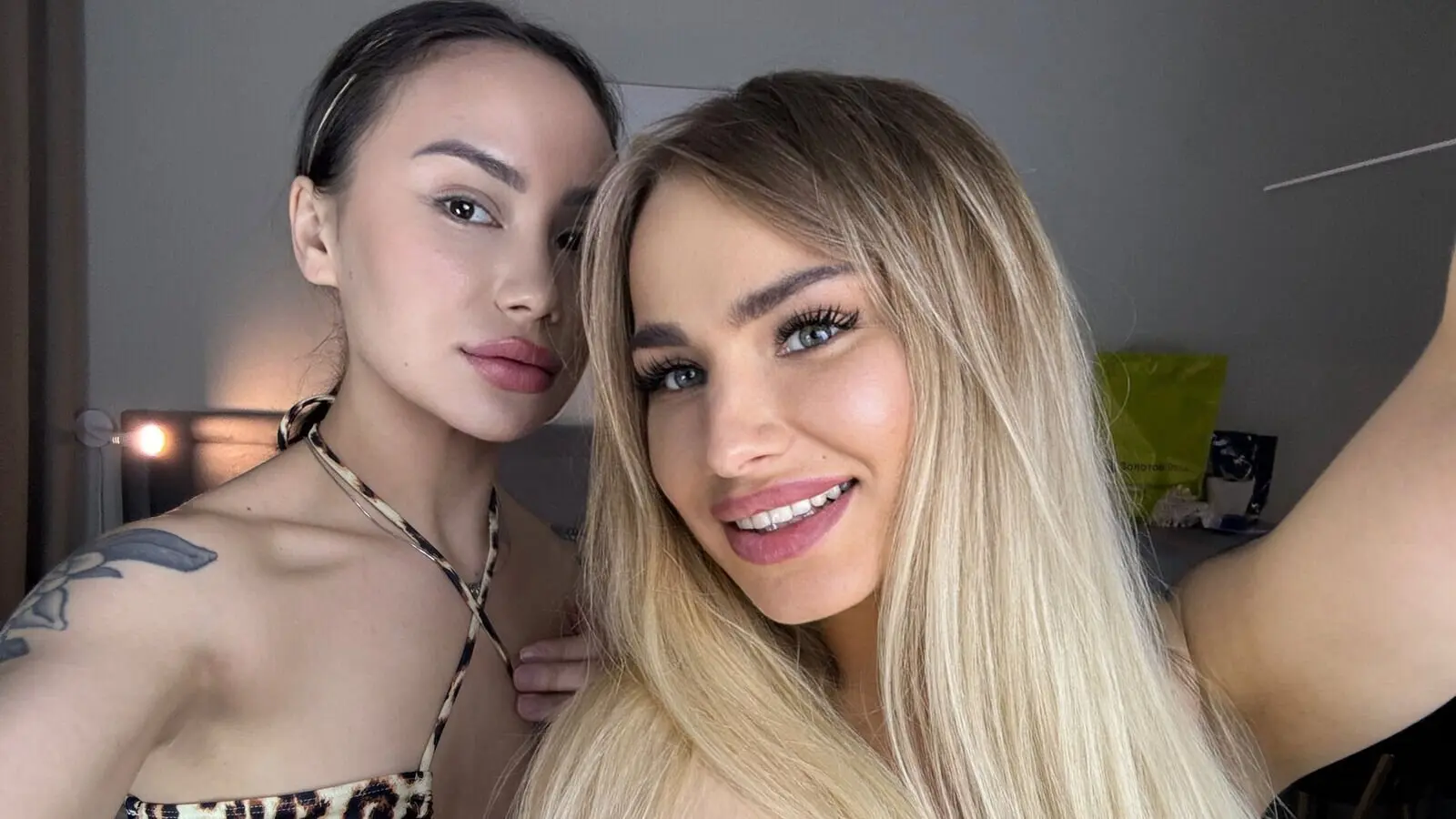 MashaAndNatasha - Live Cam & Photos